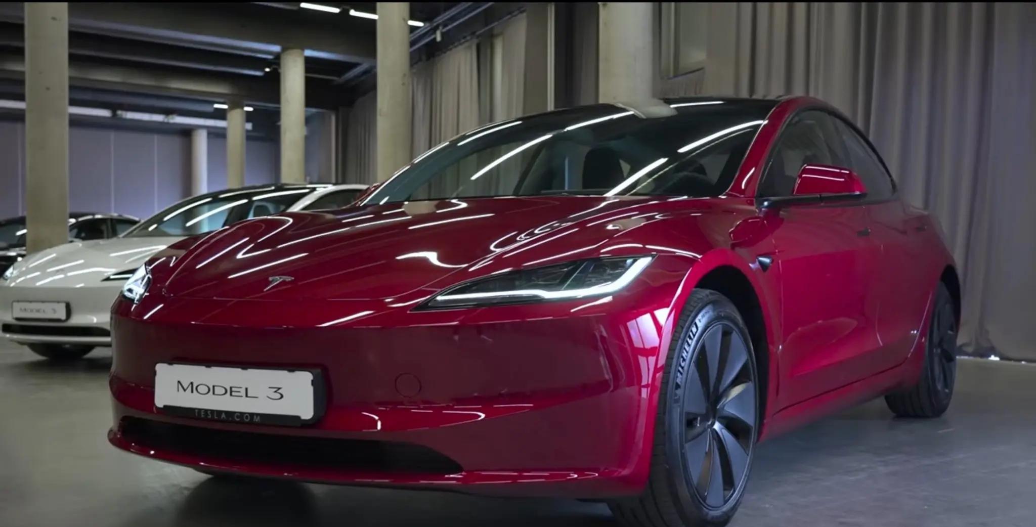 全新特斯拉Model 3降价至25.99万元起，新增四驱版和全新车漆！