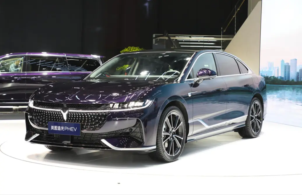 到店体验岚图追光 PHEV，新车有细节之处但不多，售 25.28 万起