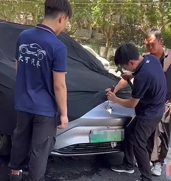 杭州一极狐车自燃官方回应：工作人员拆车处置