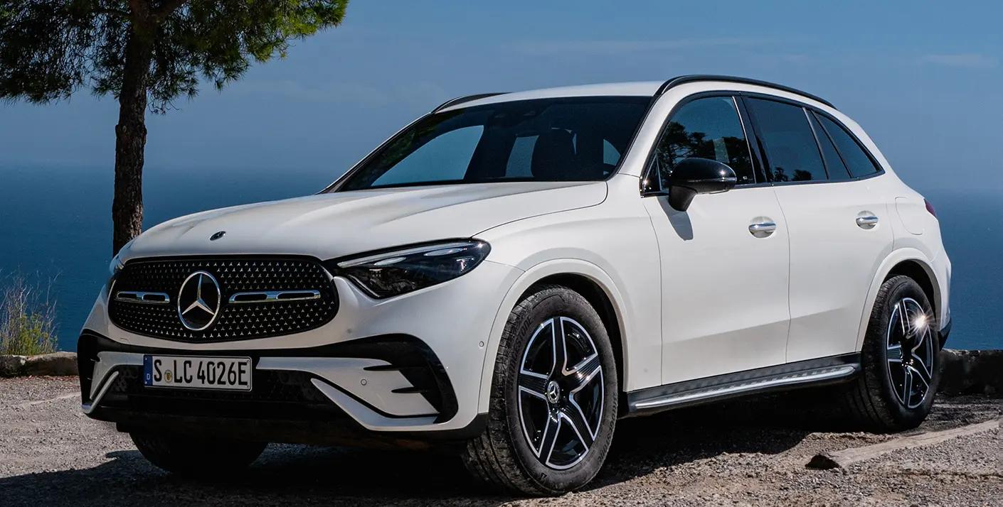 奔驰发布旗下首款插电混动SUV GLC，售价约42.7万元起，国内首发于成都车展。